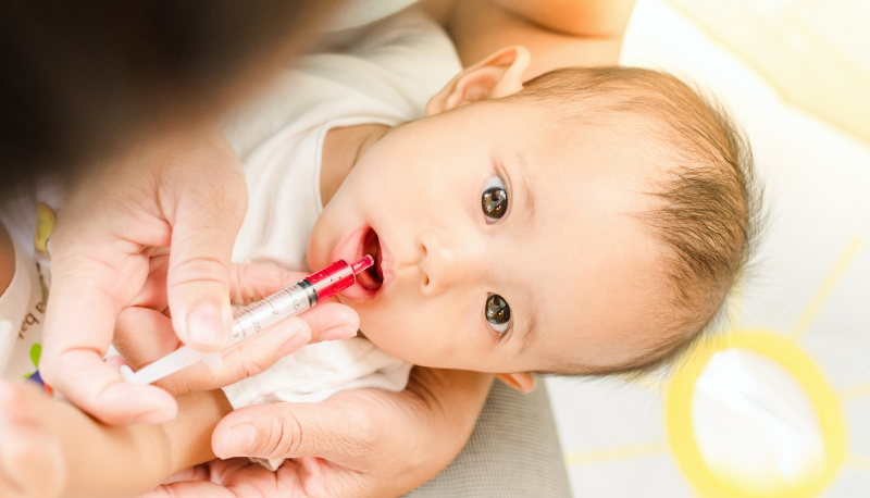 Bác sĩ nhi khoa thăm khám bé và nói chuyện với cha mẹ về dị ứng sữa bò